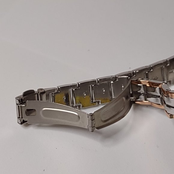 Very Small Pretty Metal Watch - Picture 7 of 10